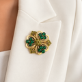 Grüne Blumenbrosche mit Strasssteinen – Elegante Brosche in Gold | Vintage Schmuck für Damen
