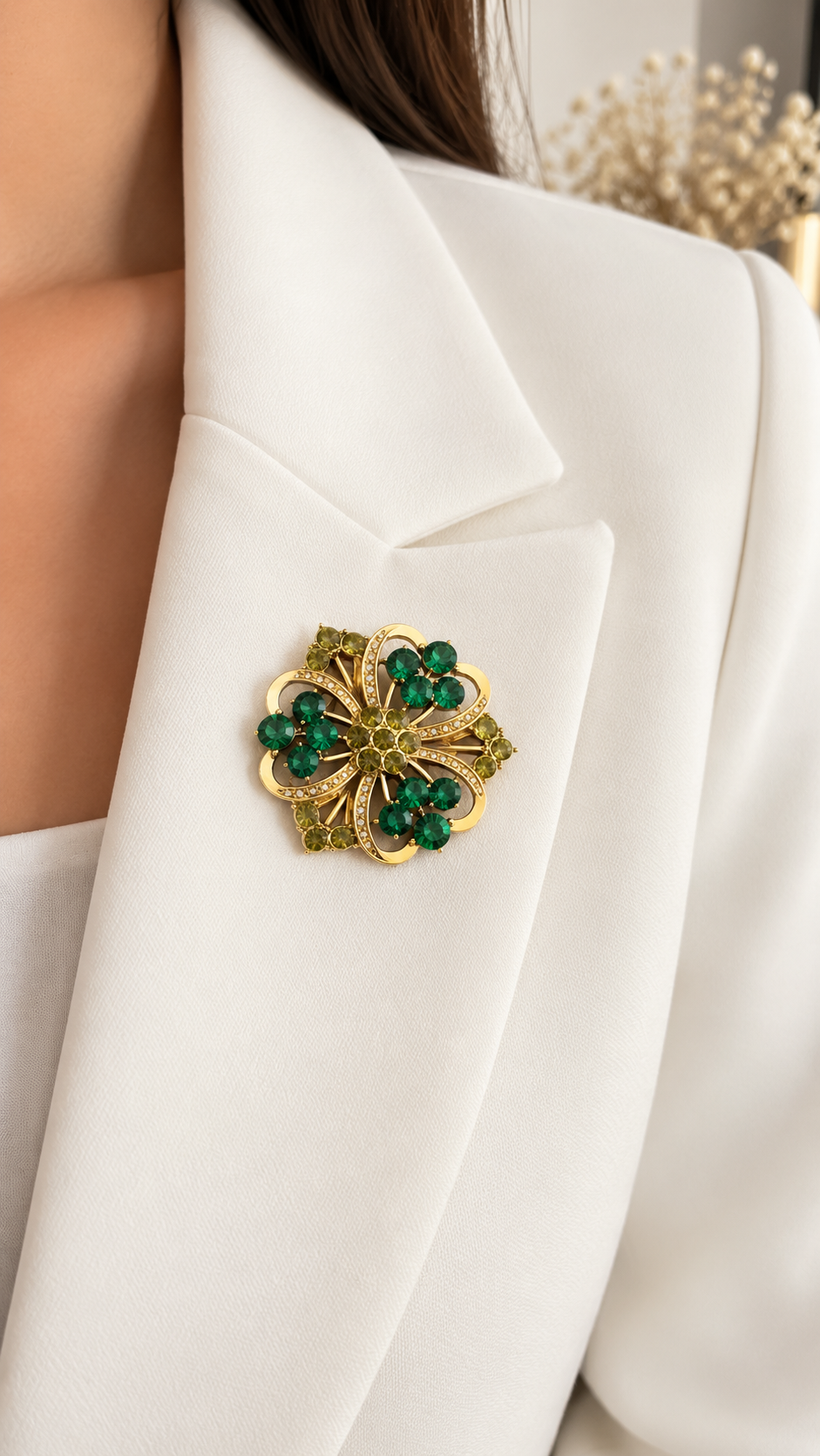 Grüne Blumenbrosche mit Strasssteinen – Elegante Brosche in Gold | Vintage Schmuck für Damen