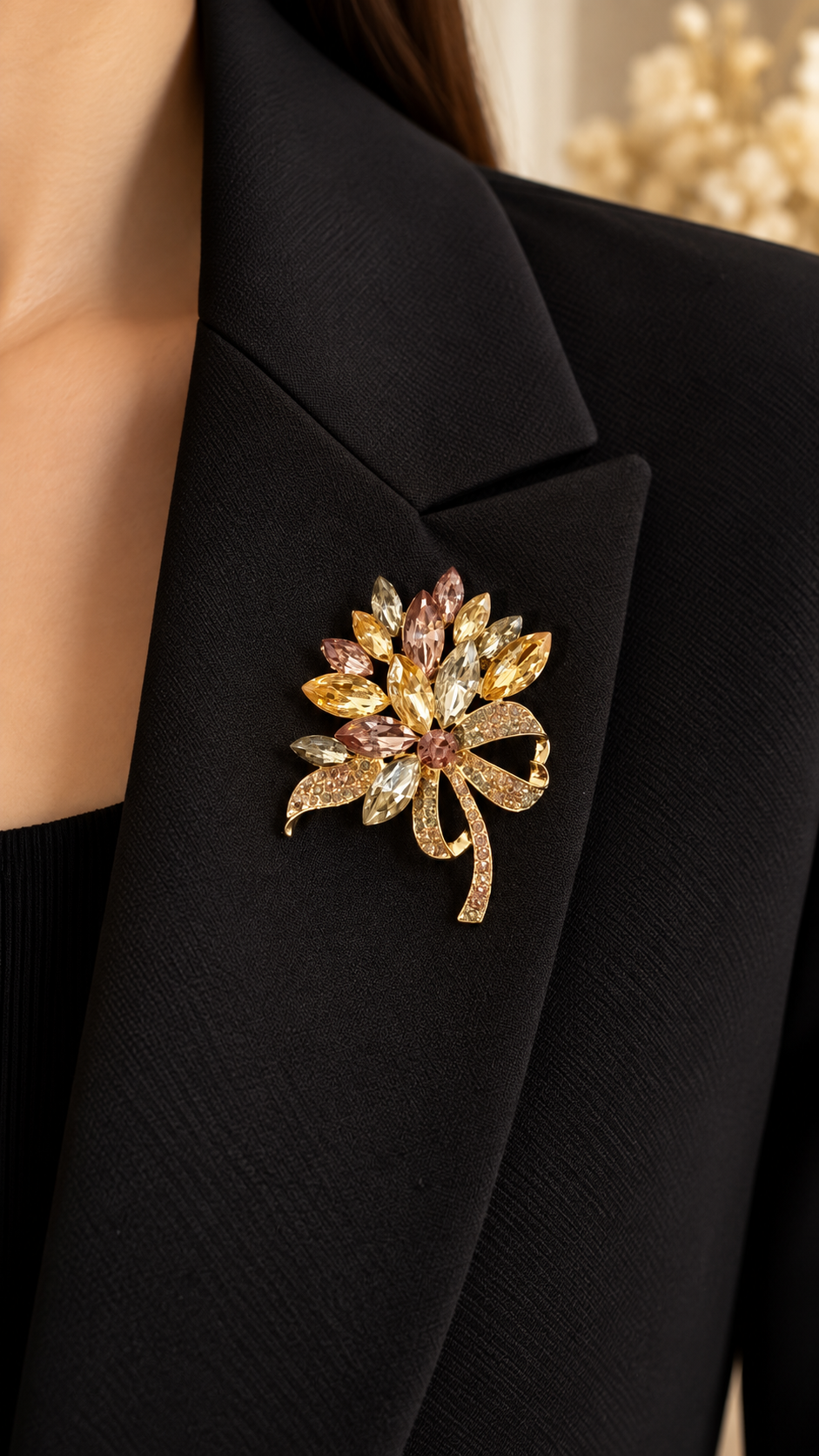 Elegante Blumenbrosche Gold mit Kristallen – Funkelnde Strass Brosche für Damen | 2 Farben