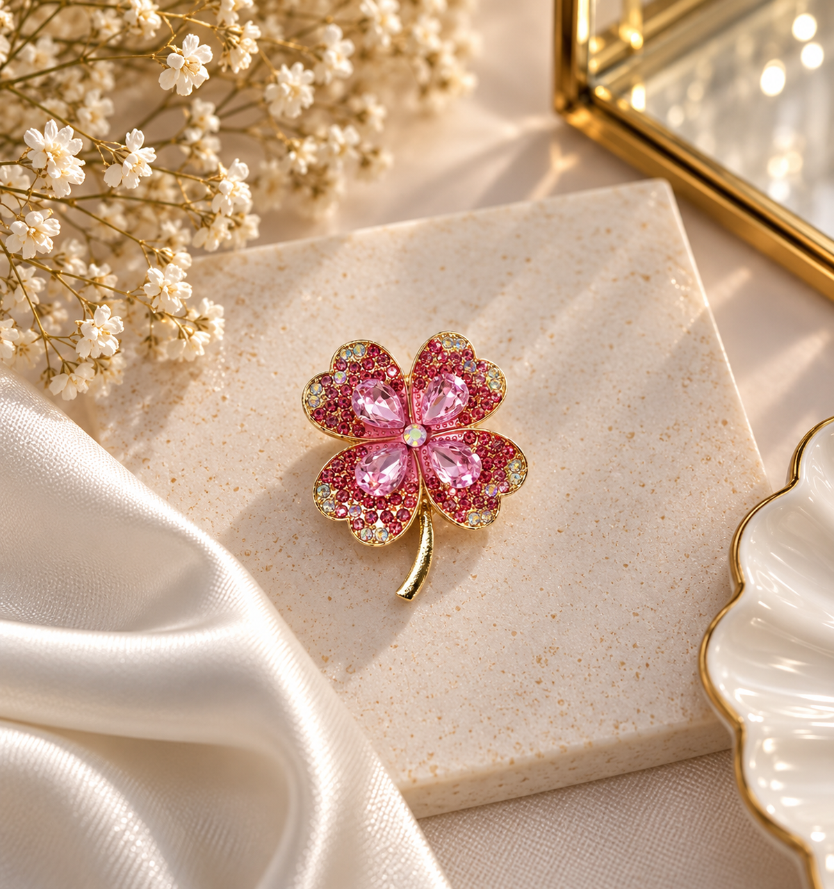 Kleeblatt Brosche mit Kristallsteinen – Gold | Grün & Rosa