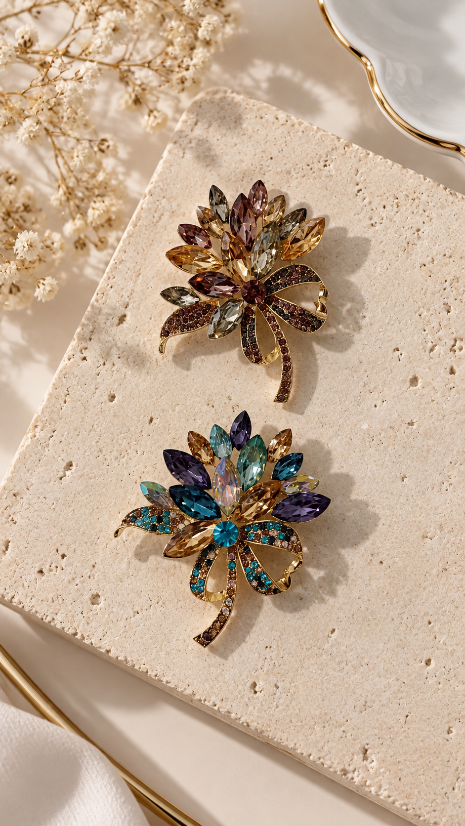 Elegante Blumenbrosche Gold mit Kristallen – Funkelnde Strass Brosche für Damen | 2 Farben