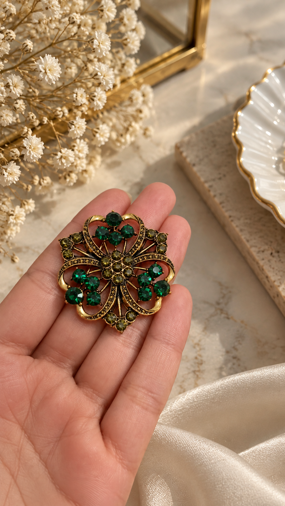 Grüne Blumenbrosche mit Strasssteinen – Elegante Brosche in Gold | Vintage Schmuck für Damen