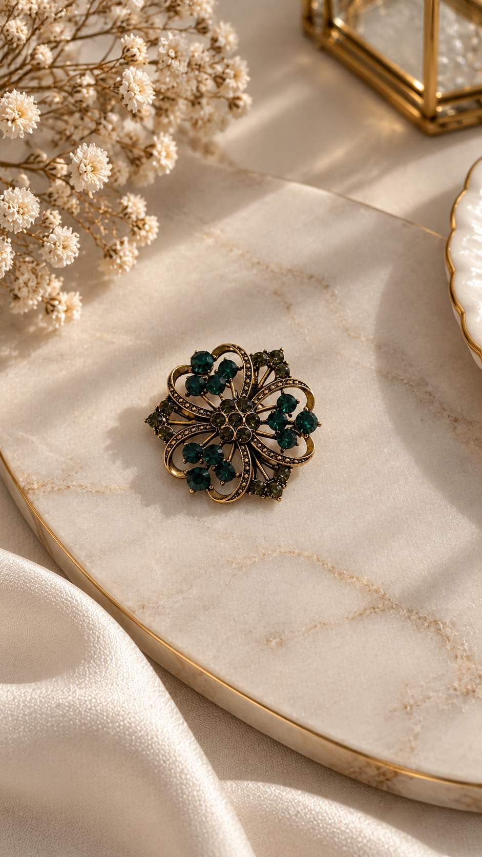 Grüne Blumenbrosche mit Strasssteinen – Elegante Brosche in Gold | Vintage Schmuck für Damen