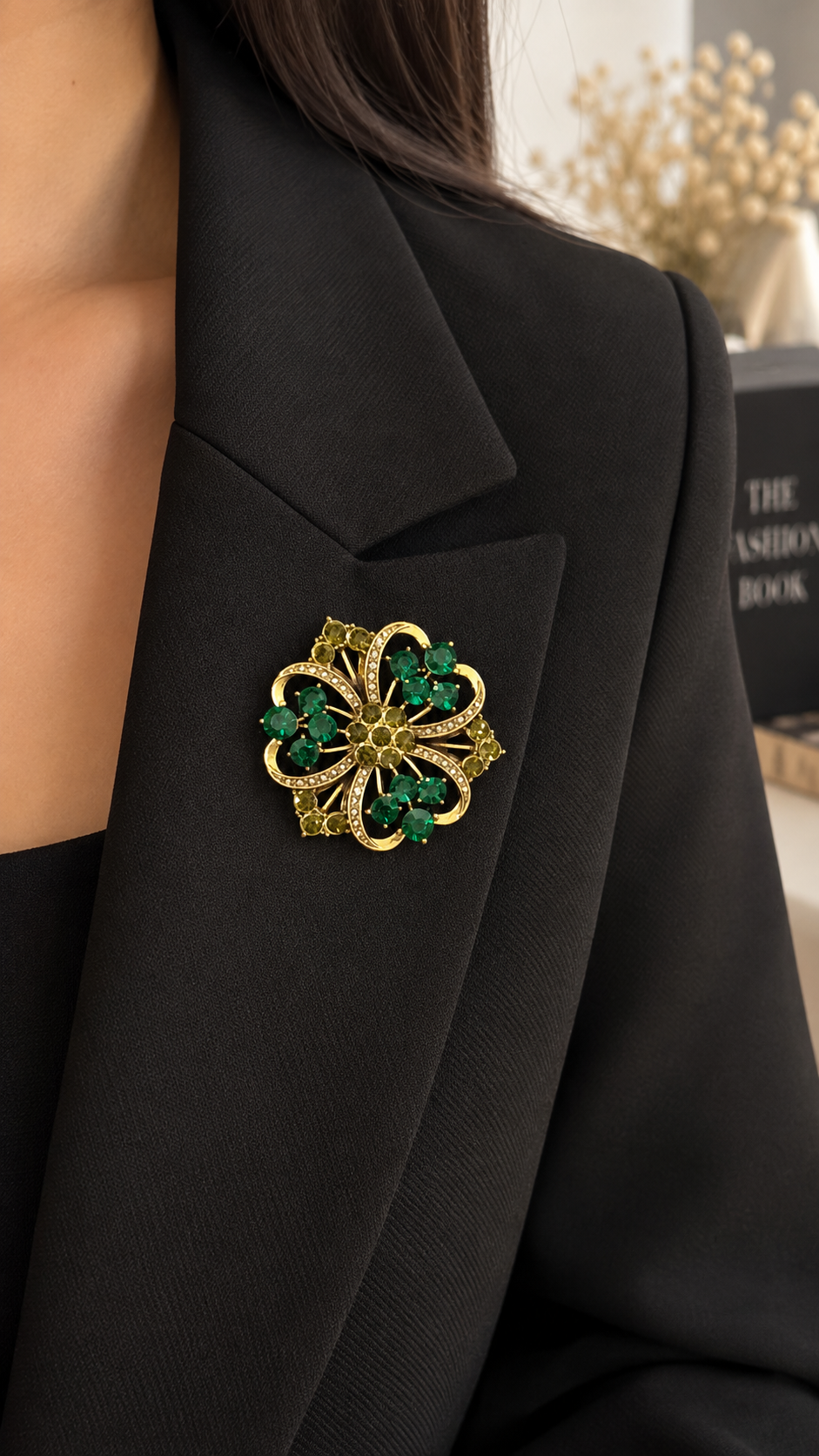 Grüne Blumenbrosche mit Strasssteinen – Elegante Brosche in Gold | Vintage Schmuck für Damen