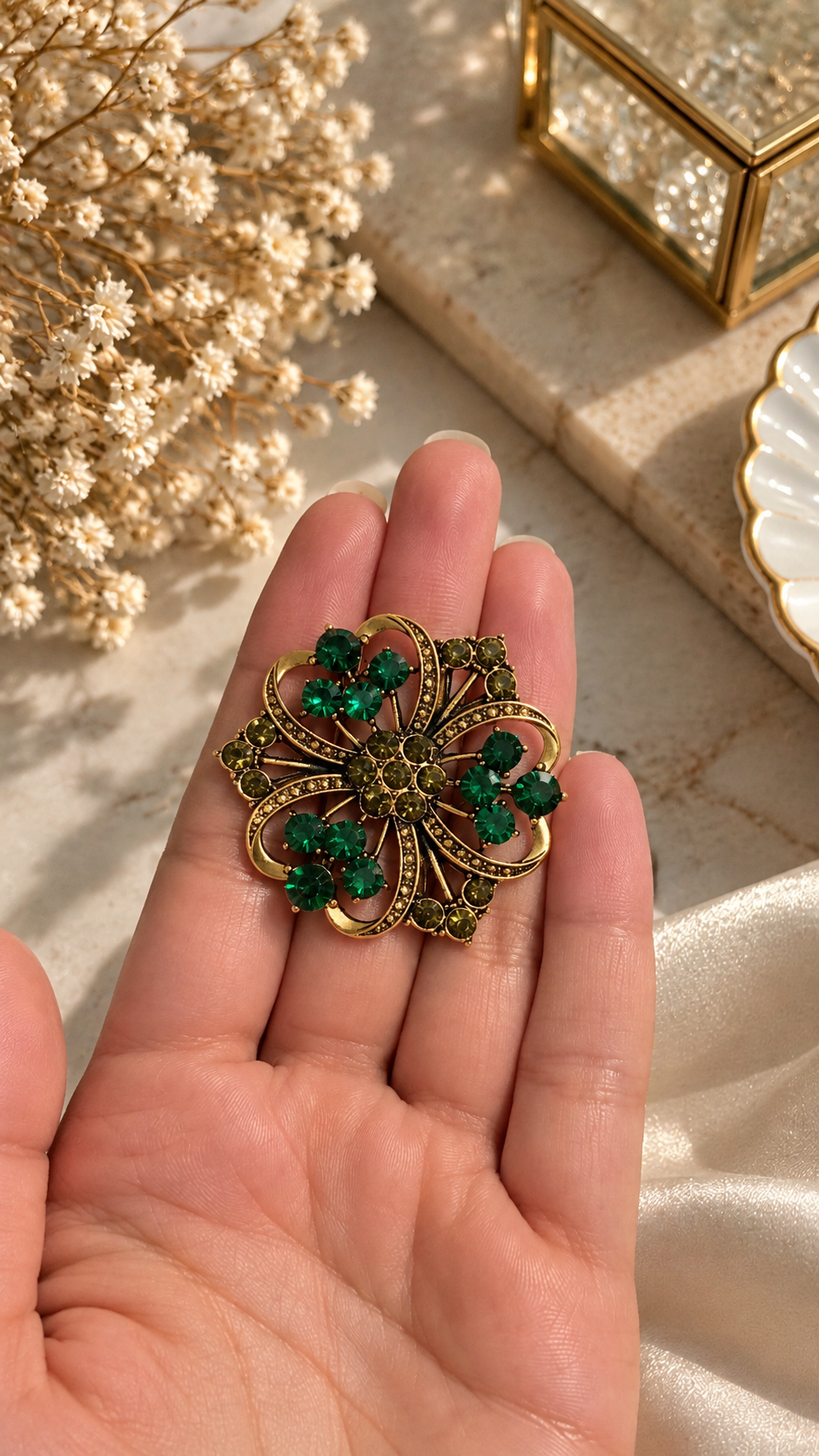 Grüne Blumenbrosche mit Strasssteinen – Elegante Brosche in Gold | Vintage Schmuck für Damen