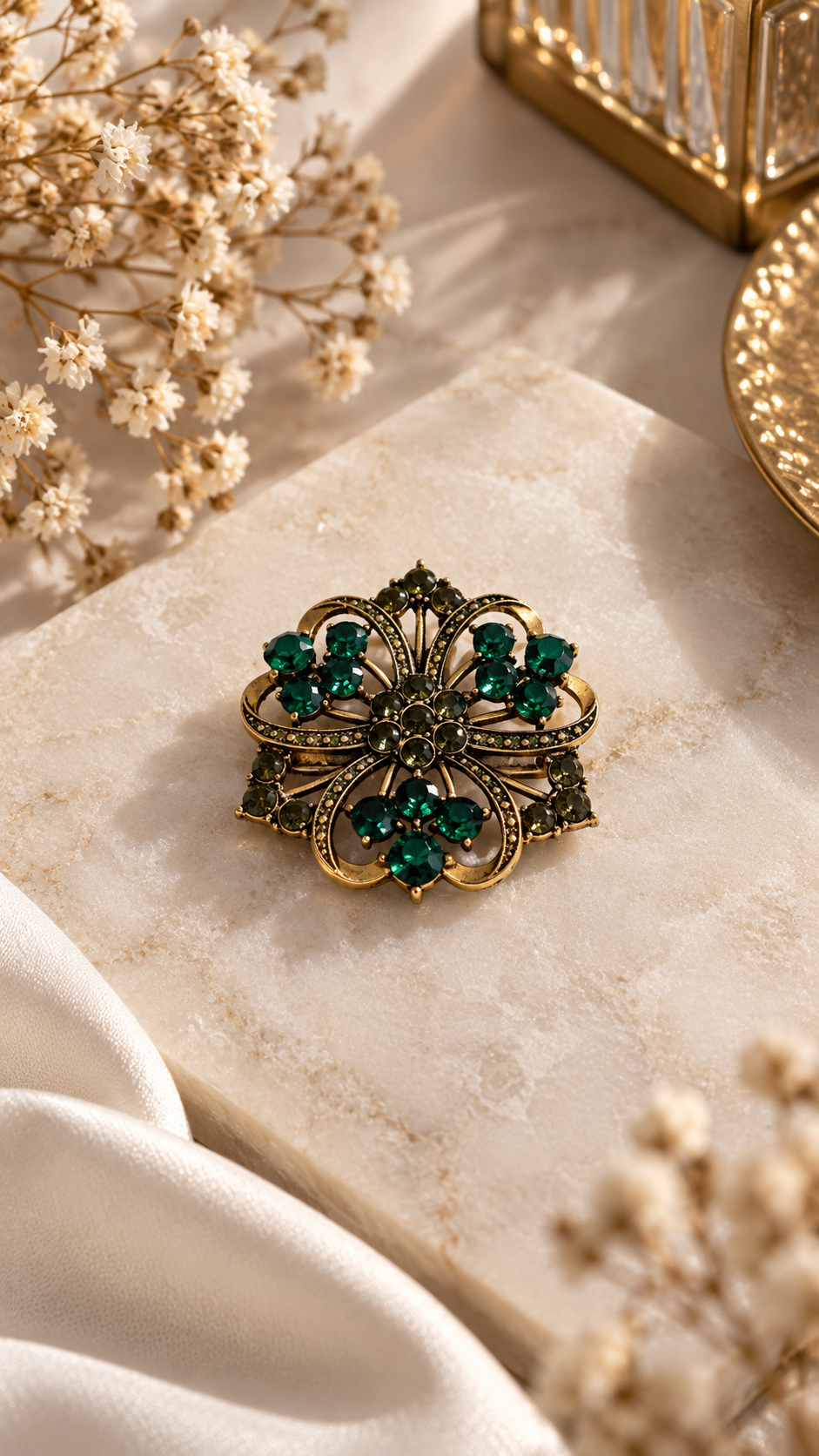 Grüne Blumenbrosche mit Strasssteinen – Elegante Brosche in Gold | Vintage Schmuck für Damen