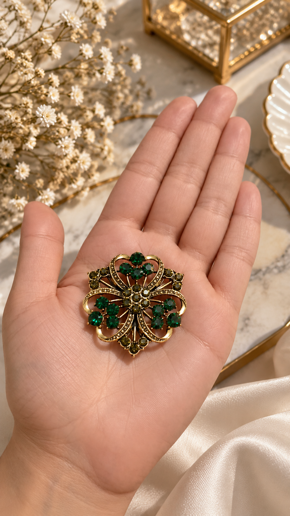 Grüne Blumenbrosche mit Strasssteinen – Elegante Brosche in Gold | Vintage Schmuck für Damen