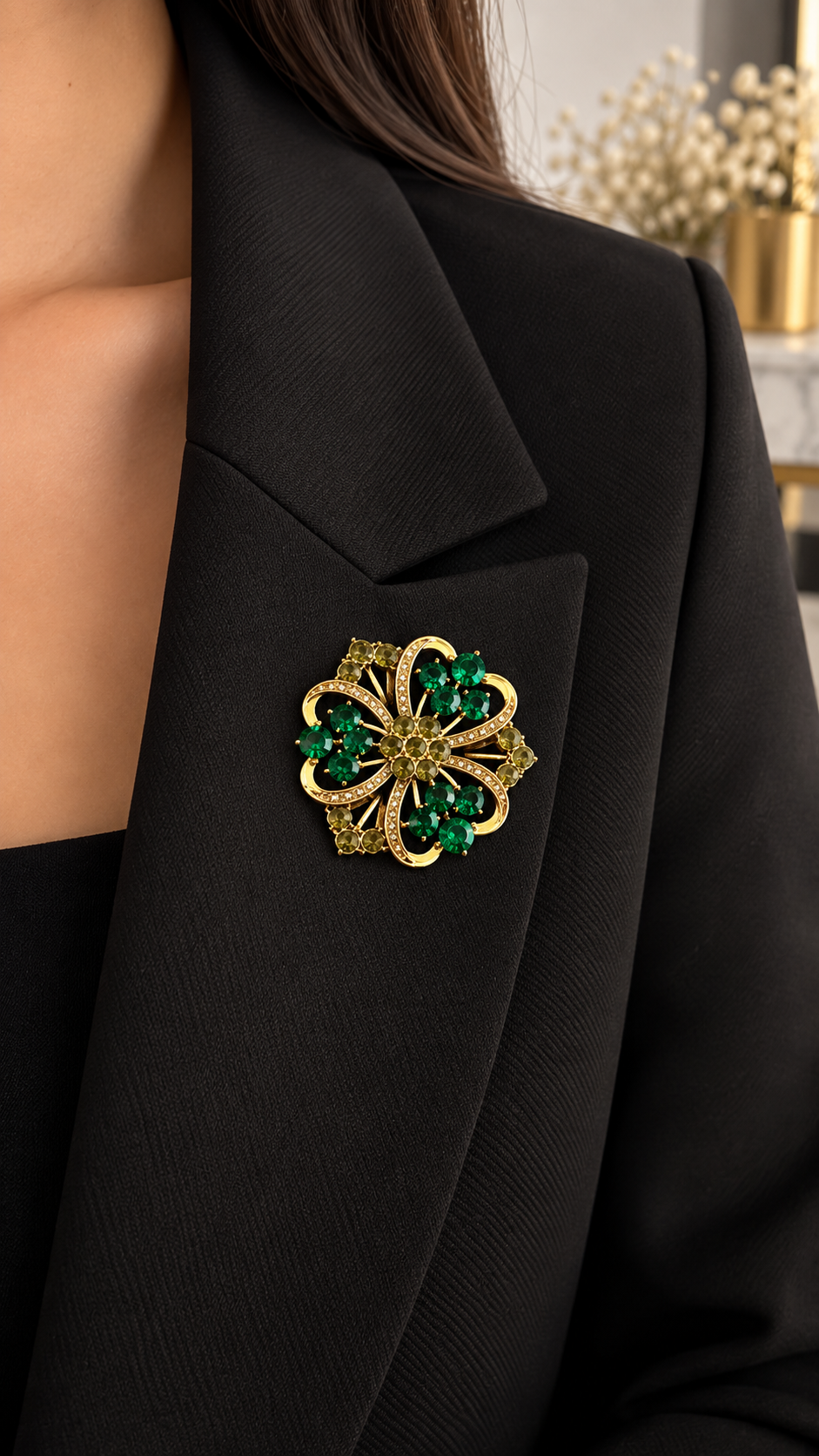 Grüne Blumenbrosche mit Strasssteinen – Elegante Brosche in Gold | Vintage Schmuck für Damen